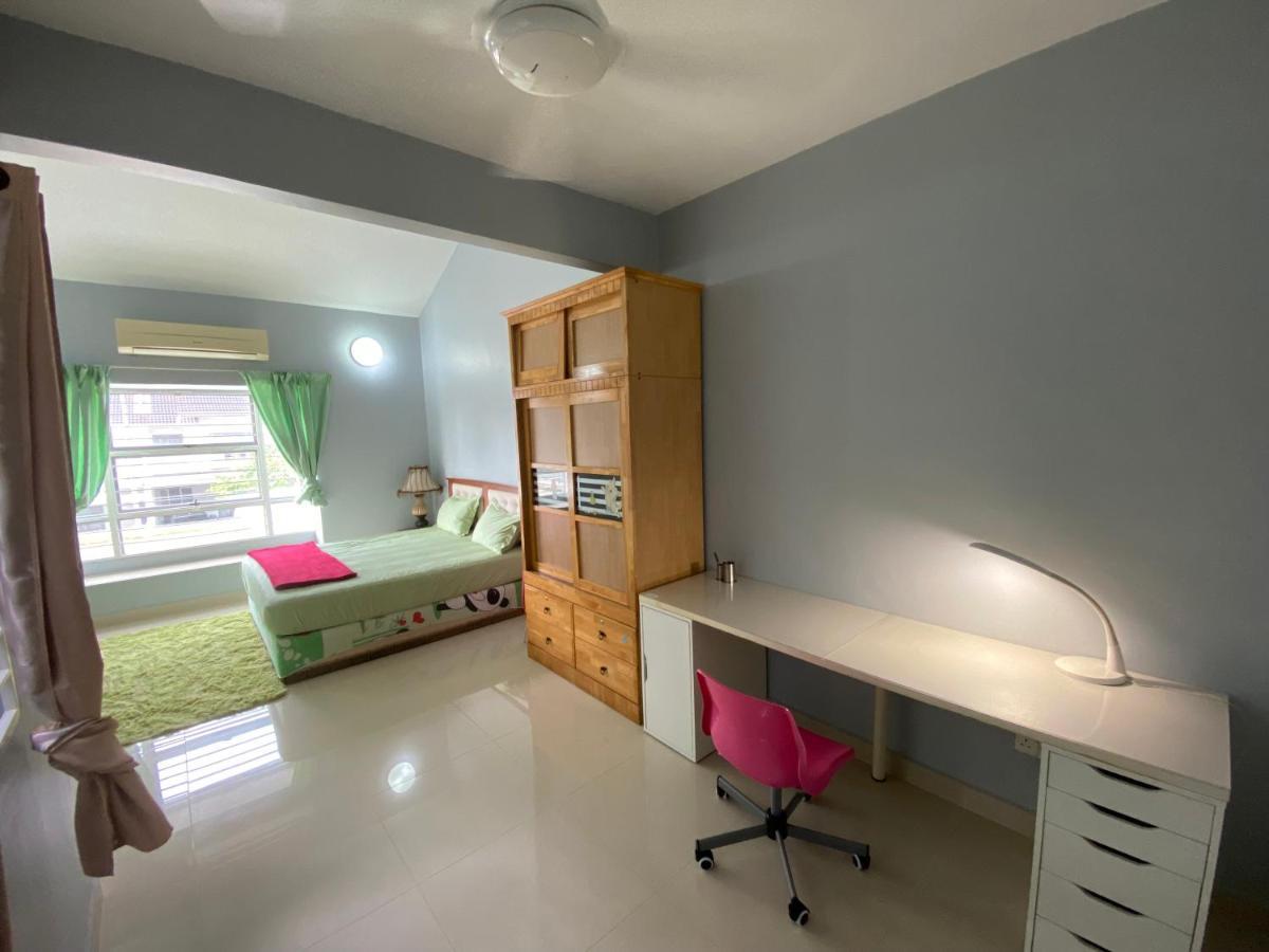 Entire Residential Home•Jia Residences Bkt Serdang沙登温暖的家 Seri Kembangan Bagian luar foto