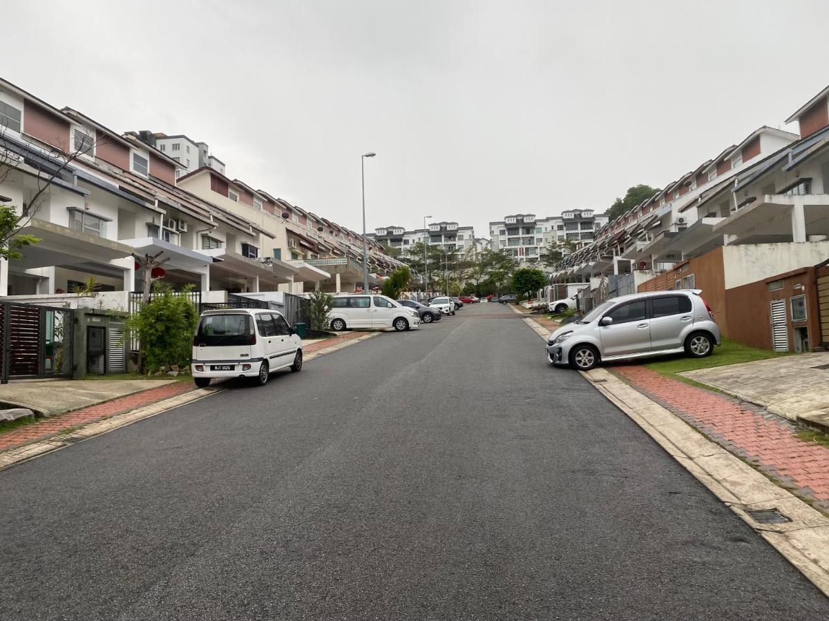 Entire Residential Home•Jia Residences Bkt Serdang沙登温暖的家 Seri Kembangan Bagian luar foto