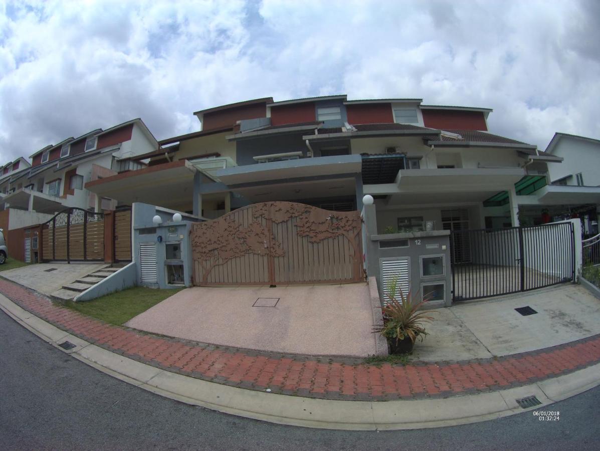 Entire Residential Home•Jia Residences Bkt Serdang沙登温暖的家 Seri Kembangan Bagian luar foto