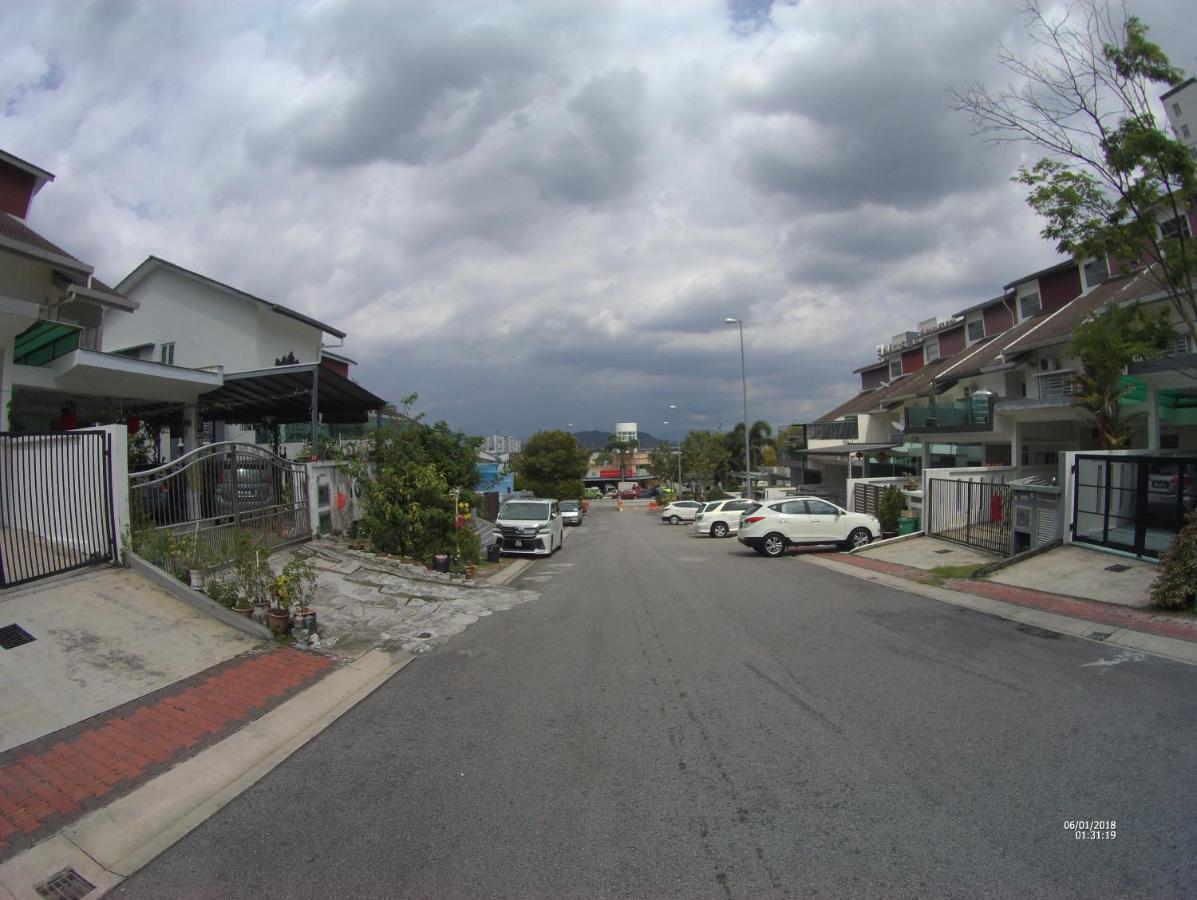 Entire Residential Home•Jia Residences Bkt Serdang沙登温暖的家 Seri Kembangan Bagian luar foto
