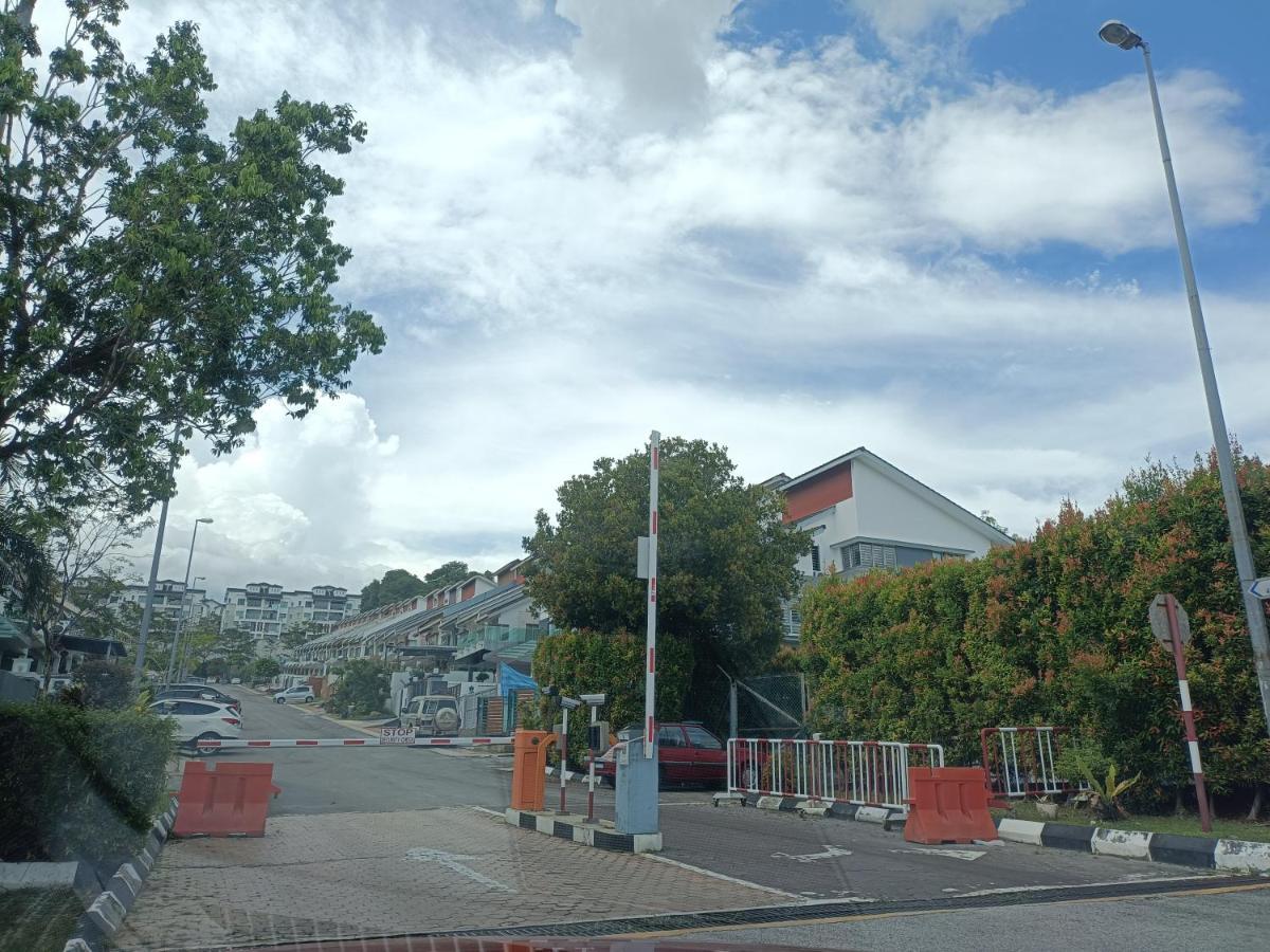 Entire Residential Home•Jia Residences Bkt Serdang沙登温暖的家 Seri Kembangan Bagian luar foto